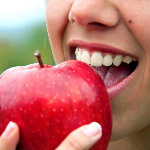 میوه سیب از پوسیدگی دندان جلوگیری می کند